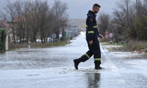 Nova poplava u Dicmu, vatrogasci ispumpavaju vodu i dijele vreće s pijeskom