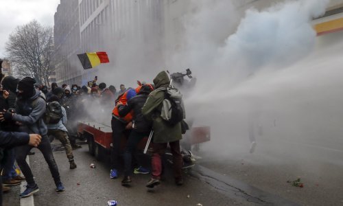 [FOTO] Prosvjednici protiv covid mjera u Bruxellesu na policiju bacali kamenje i pirotehniku ovi uzvratili suzavcem i vodenim topovima
