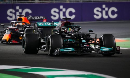 [FOTO] Dramatična VN Saudijske Arabije, prepuna kontroverznih odluka, pripala Lewisu Hamiltonu koji se uoči zadnje utrke prvenstva izjednačio s Maxom Verstappenom