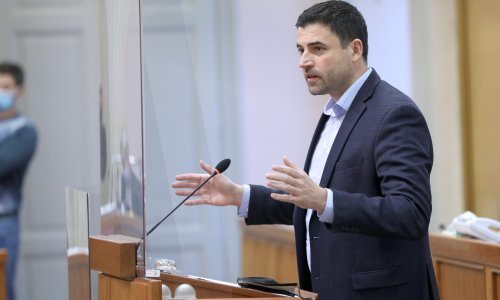 Bernardić: Sabor se pretvorio u 'dizačnicu' ruku za Vladu