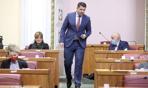 Od 475 amandmana na državni proračun za iduću godinu, Vlada prihvatila tek pet oporbenih. Mostu odbili svih 170, pa Grmoja poručio: Nervozni su zbog referenduma