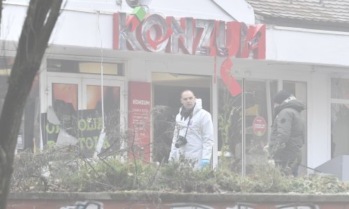 [FOTO] Lopovi na Ravnicama raznijeli bankomat: 'Eksplozija me izbacila iz kreveta, prozori su se tresli'