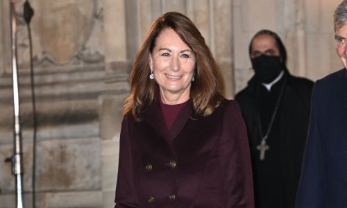 U elegantnom izdanju: Majka Kate Middleton i u sedmom desetljeću može se pohvaliti zavidnom figurom