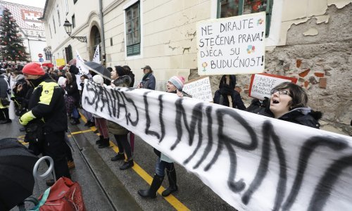 Most kreće u opoziv šefa ZG skupštine Klisovića; Tomašević će primiti roditelje koji satima prosvjeduju u Ćirilometodskoj