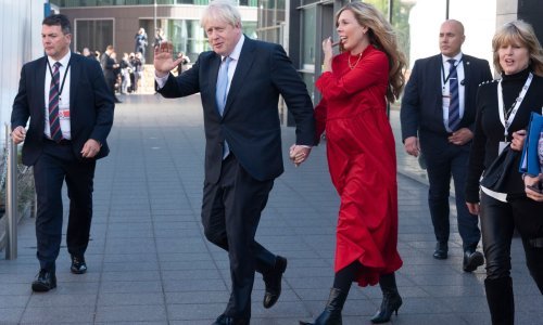 Dok su drugi Britanci bili u lockdownu, Johnson se s deset prijatelja družio uz sir i vino. Njegov zamjenik tvrdi da je to bio radni sastanak, a ne zabava