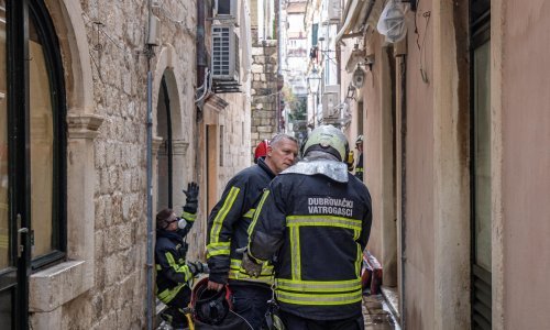 [FOTO] Opušak cigarete zapalio krevet, vatra se proširila i 'progutala' cijeli stan u staroj jezgri Dubrovnika