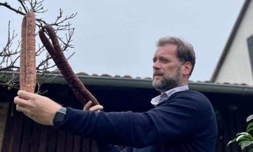 Banožić u džemperu pozirao s kobasicama, poručio Milanoviću: Vratio sam se u svoj šor, ne dam se impresionirati glumatanjem zagrebačkog fakina