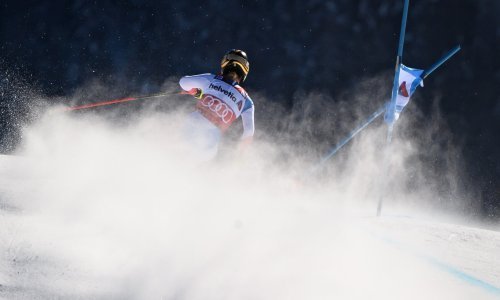 [VIDEO] Lara Gut Behrami doživjela težak pad na utrci superveleslaloma u St. Moritzu, vodeća Shiffrin zaplakala gledajući neugodne scene