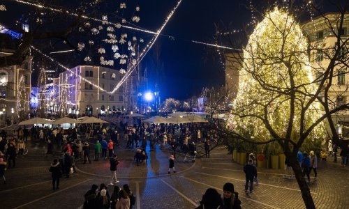 Potpuni cirkus u Sloveniji: Kuhano vino je epidemijski rizik jer se pije u skupini, a pečeno kestenje ne jer ga jedemo dok šetamo!?