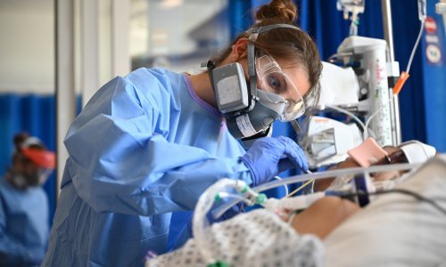 U Velikoj Britaniji zabilježena prva smrt osobe zaražene omikron varijantom koronavirusa