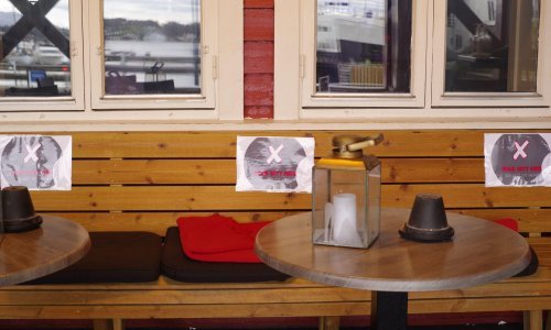 Norveška pooštrava mjere zbog alarmantnih predviđanja, protiv omikrona se bore zabranom točenja alkohola u barovima