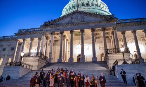 U SAD-u prijavljeno više od 800.000 smrti od koronavirusa