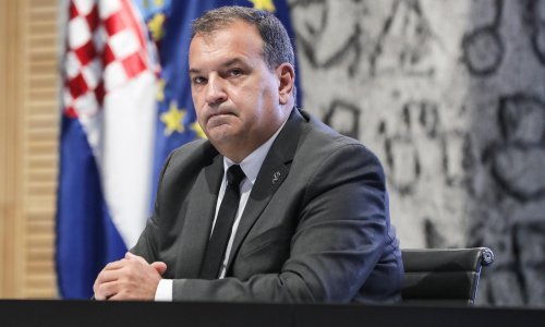 U posljednja 24 sata 4671 novi slučaj zaraze koronavirusom, Beroš kaže da pad usporava. Na respiratoru je 306 osoba, a preminulo ih je 57