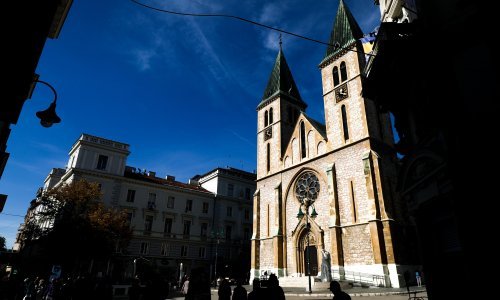 Izgorio automobil hrvatskih oznaka u Sarajevu, dan prije na vratima katoličke obitelji ispisane poruke mržnje