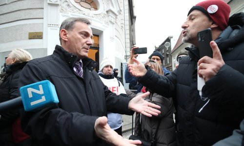 [FOTO] Prosvjednici okružili liječnika na Markovu trgu i zasuli ga pitanjima