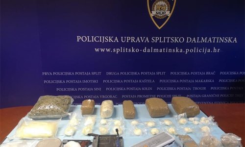 U kući kod Trogira otkrivena gomila droge: muškarac pao s pola kilograma heroina, skoro tri kilograma amfetamina i gotovo pet kilograma marihuane