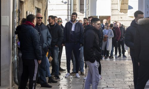 [VIDEO/FOTO] Scene koje nam dolaze iz Splita dokazuju da se u nedjelju sprema nogometno ludilo na Poljudu; Hajduk će igrati s '12. igrača'