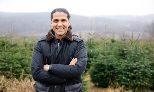 [VIDEO/FOTO] Saznali smo zašto je poznati trgovac nekretninama skinuo odijelo i krenuo u uzgoj božićnih drvaca. 'Zar nije logično to da Boro prodaje borove?'