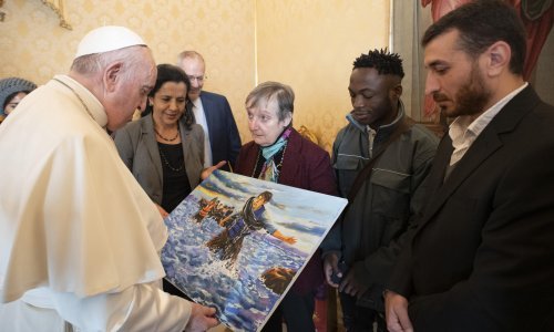 Migranti s Papom proslavili njegov 85. rođendan, poklonili mu sliku afganistanskog izbjeglice