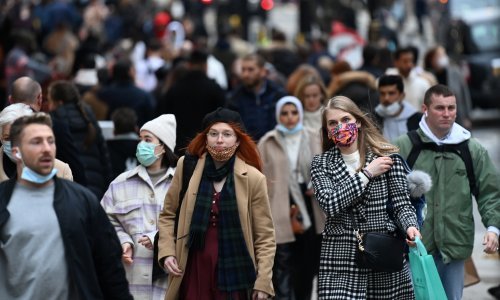 Plimni val omikrona u Britaniji, rekordan broj novozaraženih treći dan zaredom