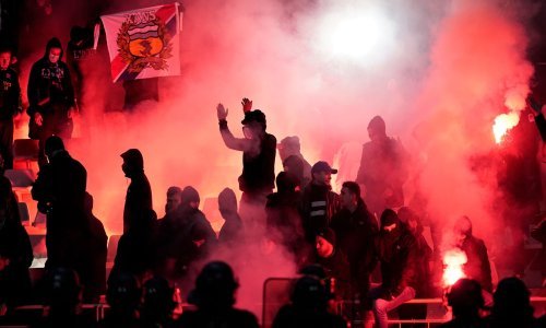 [VIDEO/FOTO] Navijači Lyona ponovno izazvali nerede, bakljama su gađali protivnike, upali su na terena, a utakmica je prekinuta