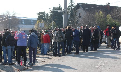 [VIDEO/FOTO] Prosvjednici protiv covid potvrda stigli ispred Remetinca; traže puštanje Franciškovića na slobodu