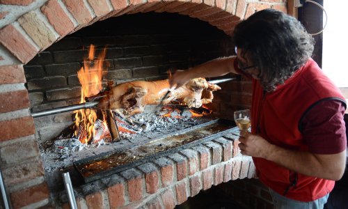 Odojak nikada nije bio jeftiniji, kilogram stoji manje od kutije cigareta