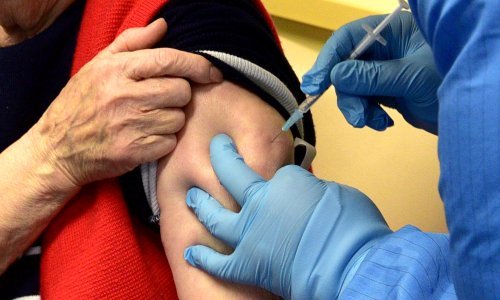 Slovenija s preko 4000 novozaraženih, omikron uskoro dominantan