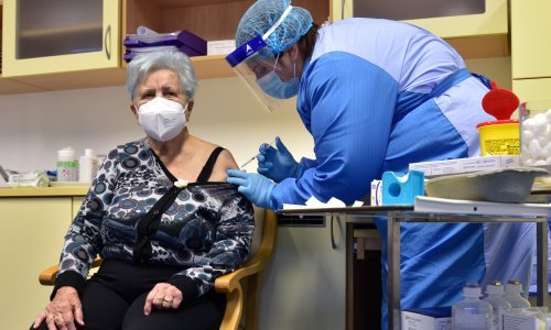 Omikron zavladao Slovenijom: Oko Nove godine očekuje se novi vrhunac epidemije