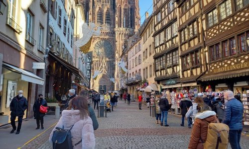 [FOTO/VIDEO] Prošetali smo ulicama jednog od najstarijih advenata u Europi: Zaraza bukti, na ulicu se ne može bez maske, a u restoranima se traži mjesto više