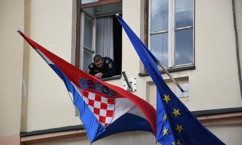 Policija ulovila muškarca koji je urinirao po zgradi HDZ-a te snimku objavio na internetu