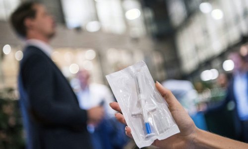 [VIDEO] Covid potvrda u obliku mikročipa pod kožom? Pogledajte što su izumili u Švedskoj