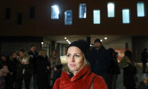 Zagrepčani se okupili na Vrbanima ispred zgrade s koje otpada fasada: Zabrinuti smo za sigurnost djece, prolaznika, građana...