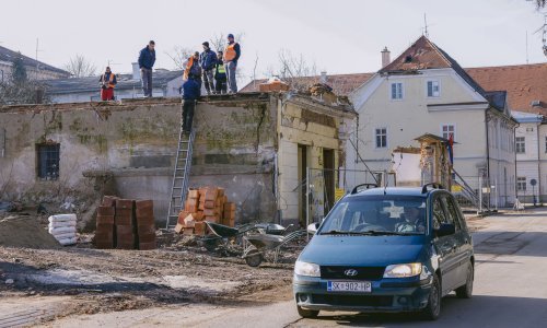 Petrinji bespovratno oko 77 milijuna kuna za obnovu tri važne zgrade