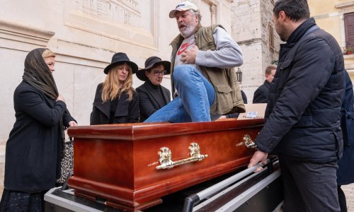 [VIDEO/FOTO] Ričard na sjednicu Gradskog vijeća donesen u lijesu pa - uskrsnuo: Ža mi je bilo umrit, a sad idemo dilit pare koje smo pokrali