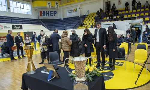 [FOTO] Na Gripama održana komemoracija za Gorana Sobina; Dino Rađa i ostali suigrači nisu mogli zadržati suze