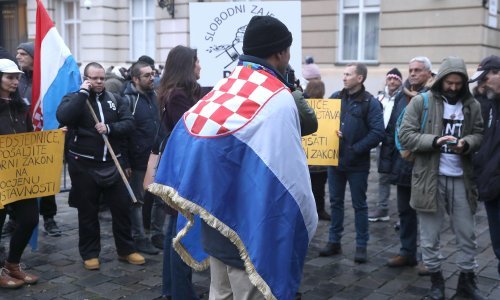 Policija tereti 35-godišnjaka za neprijavljeni prosvjed protiv covid potvrda