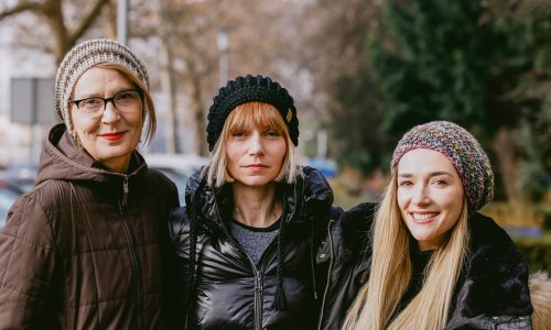 [FOTO] Producentica i strastvena pletilja Tatjana Aćimović pod istom je kapom okupila žene s margine i počela plesti priču puno veću od mode: Što se krije iza Biokova, Maksimira, Straduna, Korza...?