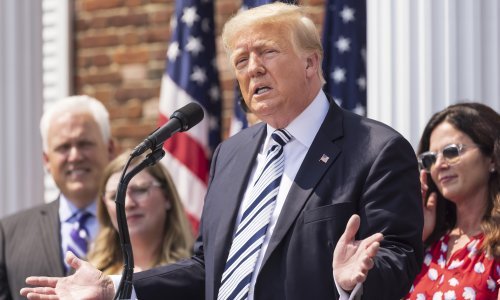 Bijela kuća zahvalna Trumpu što je primio i promovirao 'booster' cjepivo