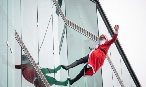 U Sloveniji nema masovnih dočeka, ali ugostitelji rade do jutarnjih sati. Održavaju se i polnoćke, ali ne za sve