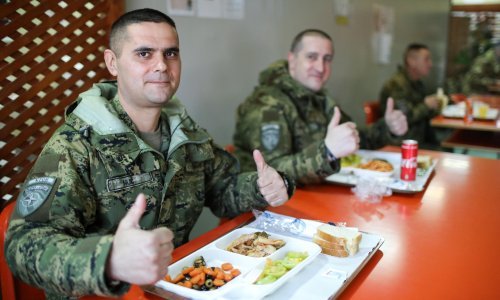 [FOTO] Hrvatski vojnici s Milanovićem jeli bakalar dopremljen iz Splita: Ispričavam se svojim sunarodnjacima ako smo ih oštetili, ali bio je senzacija…
