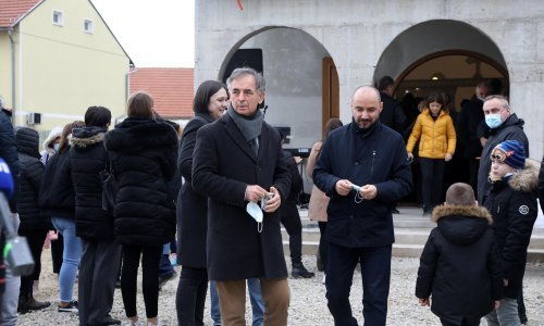 Milošević i Pupovac na liturgiji u pravoslavnoj crkvi u Petrinji: Moramo se jače upregnuti u obnovu