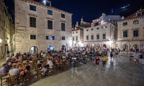 Turistički giganti dali se u grozničavu potragu za sezoncima: Plaćaju božićnice, masne bonuse i influencere kako bi zadržali tisuće kuhara i konobara