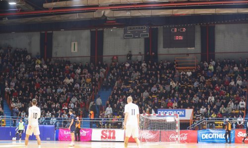 Kaos ispred Doma sportova; sukob policije i navijača koji su željeli na turnir 'Kutija šibica'