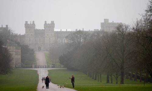 Cure detalji: Tinejdžer naoružan samostrelom pomoću ljestava od užeta upao na kraljičino imanje. Zadržan je na psihijatriji