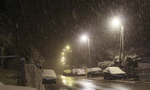 U Lici, Gorskom kotaru i središnjoj Hrvatskoj povremeno pada snijeg; na A1 nesreća, vozi se 40 km/h