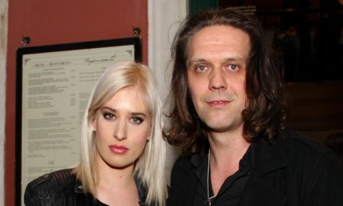 Ima tek tri mjeseca, no kćerkica poznatog glumačkog para već dobro zna kako se nosi mala crna haljina