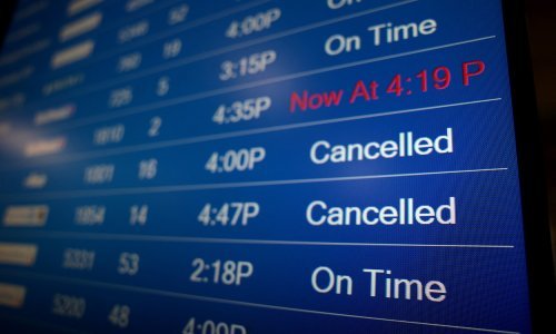 Faucijev prijedlog: Zbog otkazanih letova treba uvesti obavezno cijepljenje za zračni promet