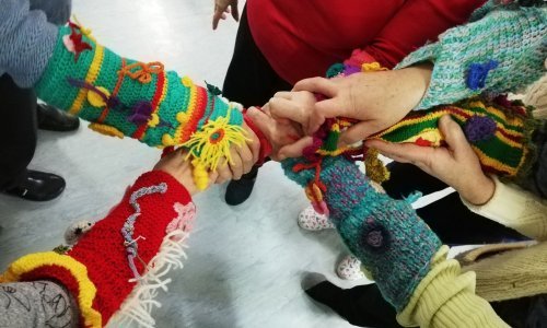 Ozanovci pletenjem i kukičanjem pomažu oboljelima od Alzheimera i drugih demencija