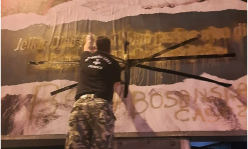 'Bosanska čast' prebojila jumbo plakat protiv novogodišnjih praznika u Zenici. Čiji je zapravo Djed Mraz?